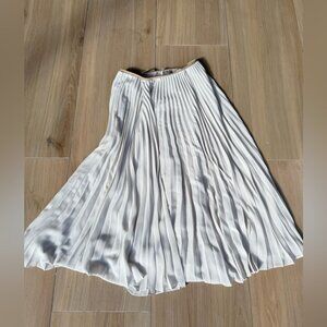 Vince pleated skirt size 0  runs size small